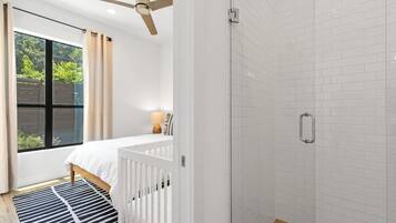 2 soverom, skrivebord, strykejern/-brett og reiseseng for barn