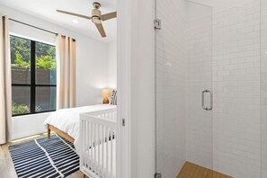 2 bedrooms, desk, iron/ironing board, travel cot - Beautiful Perfectly Located Deluxe 2 Bed Townhome (Dallas)