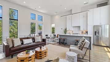 Smart-TV, stereoanlegg og kontorer