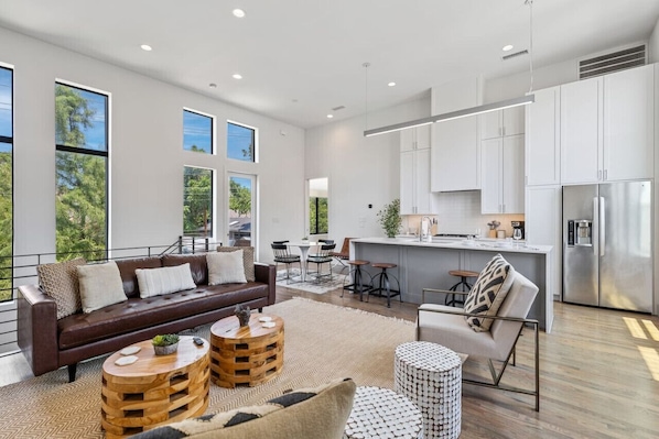 Smart TV, stereo, offices - Beautiful Perfectly Located Deluxe 2 Bed Townhome (Dallas)