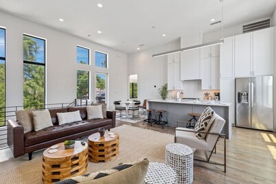 Beautiful Perfectly Located Deluxe 2 Bed Townhome