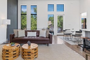 Smart TV, stereo, offices - Beautiful Perfectly Located Deluxe 2 Bed Townhome (Dallas)