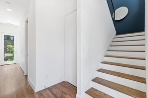 Interior - Beautiful Perfectly Located Deluxe 2 Bed Townhome (Dallas)