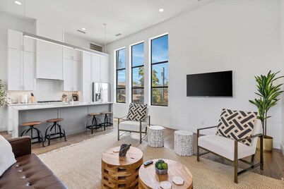 Beautiful Perfectly Located Deluxe 2 Bed Townhome