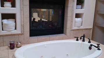 Douche, baignoire à jets, sèche-cheveux, serviettes fournies