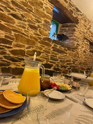 Tägliches Frühstücksbuffet gegen Gebühr