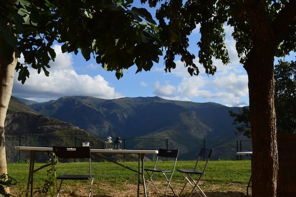 Una mesa y sillas dispuestas al aire libre con vistas a la montaña.