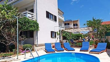 Kolam renang terbuka bermusim, payung kolam, kerusi lepak pantai