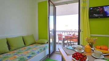 Studio (Superior Studio Apartment with Balcon) | Ruang tamu | TV