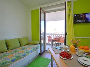 Studio (Superior Studio Apartment with Balcon) | Wohnzimmer | Fernseher