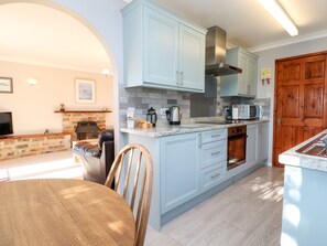 Kühlschrank, Geschirrspüler, Wasserkocher, Toaster