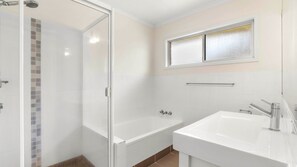 Baignoire, serviettes fournies