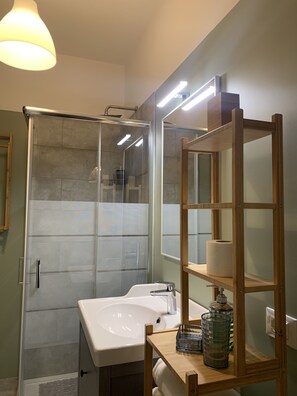 Panoramic-rum | Badrum | Dusch, gratis toalettartiklar, hårtork och bidé