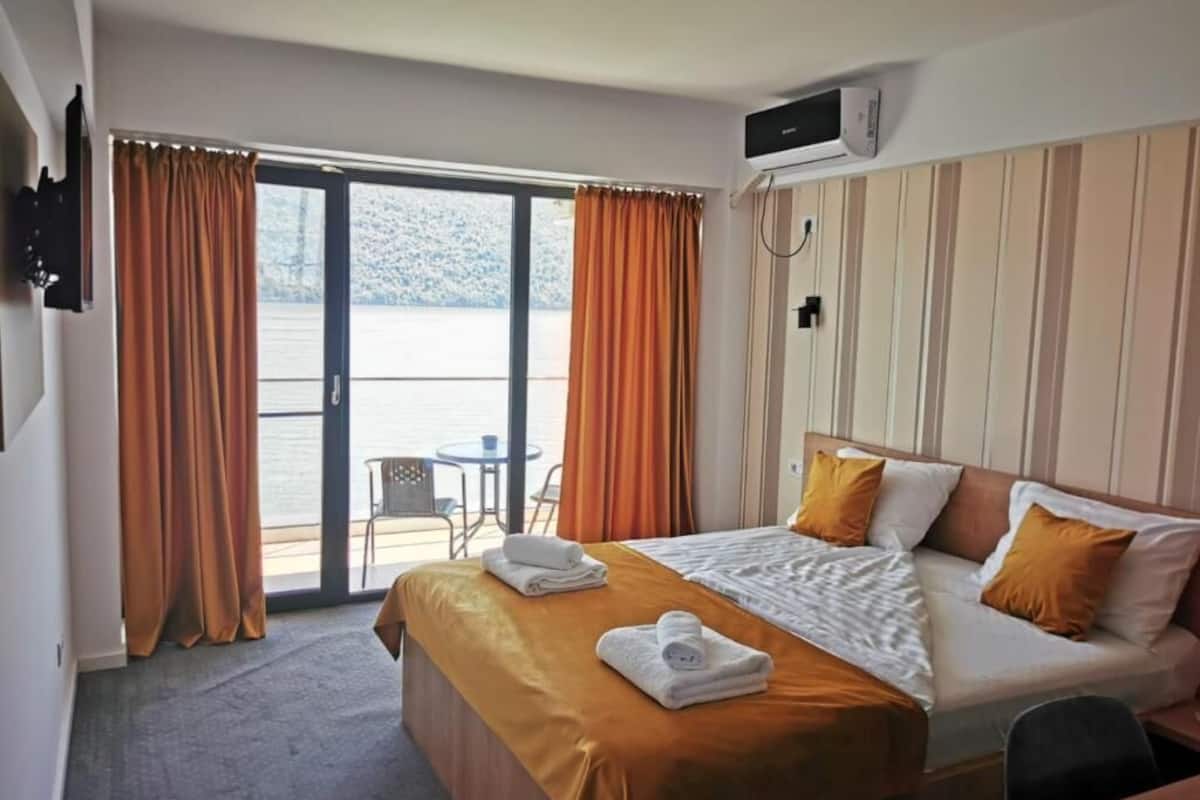 ห้องซูพีเรียทริปเปิล, 1 ห้องนอน, วิวทะเลสาบ | ผ้าปูที่นอนฝ้ายอียิปต์, เครื่องนอนระดับพรีเมียม, เตียงเมมโมรีโฟม