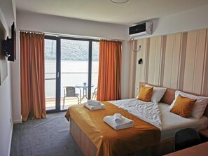 Superior Triple Room, 1 Bedroom, Lake View - PENSIUNEA SUNSHINE (Eselnita)