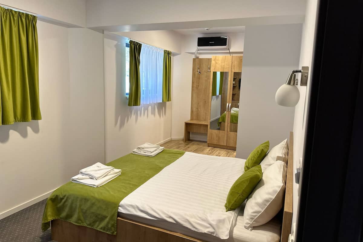 ห้องสแตนดาร์ดดับเบิล | ผ้าปูที่นอนฝ้ายอียิปต์, เครื่องนอนระดับพรีเมียม, เตียงเมมโมรีโฟม