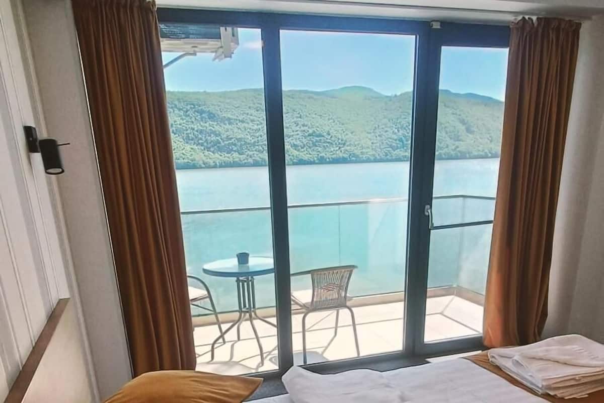 ห้องพาโนรามิกดับเบิล, วิวทะเลสาบ | ผ้าปูที่นอนฝ้ายอียิปต์, เครื่องนอนระดับพรีเมียม, เตียงเมมโมรีโฟม