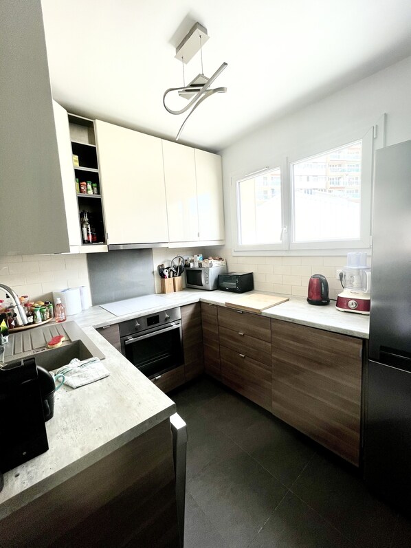 Fridge, microwave, oven, stovetop