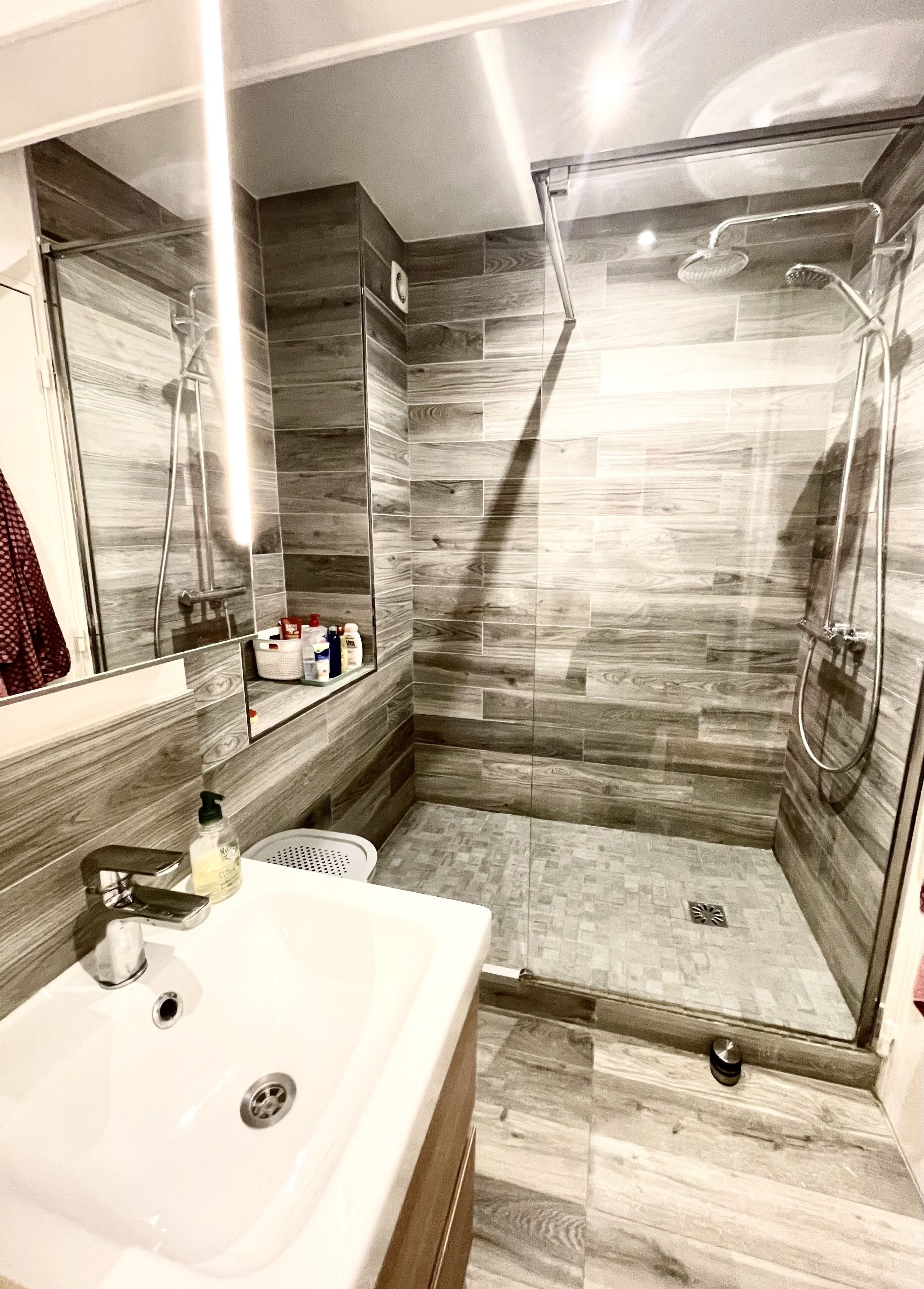 Secadora de cabello, toallas, jabón, papel de baño 