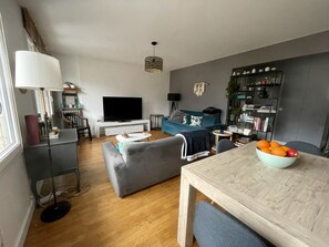 Smart TV, books, computer monitors, printers - All Furnished Modern Apartment in Paris (Vanves)