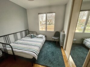 2 bedrooms, desk, iron/ironing board, WiFi - All Furnished Modern Apartment in Paris (Vanves)