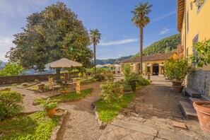 Outdoor dining - Villa Raffaelli, original Tuscany villa from 1582 (Fosciandora)