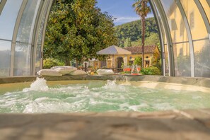 Outdoor spa tub - Villa Raffaelli, original Tuscany villa from 1582 (Fosciandora)
