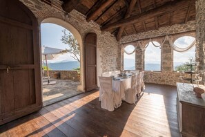 Outdoor dining - Villa Raffaelli, original Tuscany villa from 1582 (Fosciandora)