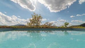 A clear blue pool with a view of tropical trees and mountains in the background. - Villa Raffaelli, original Tuscany villa from 1582 (Fosciandora)