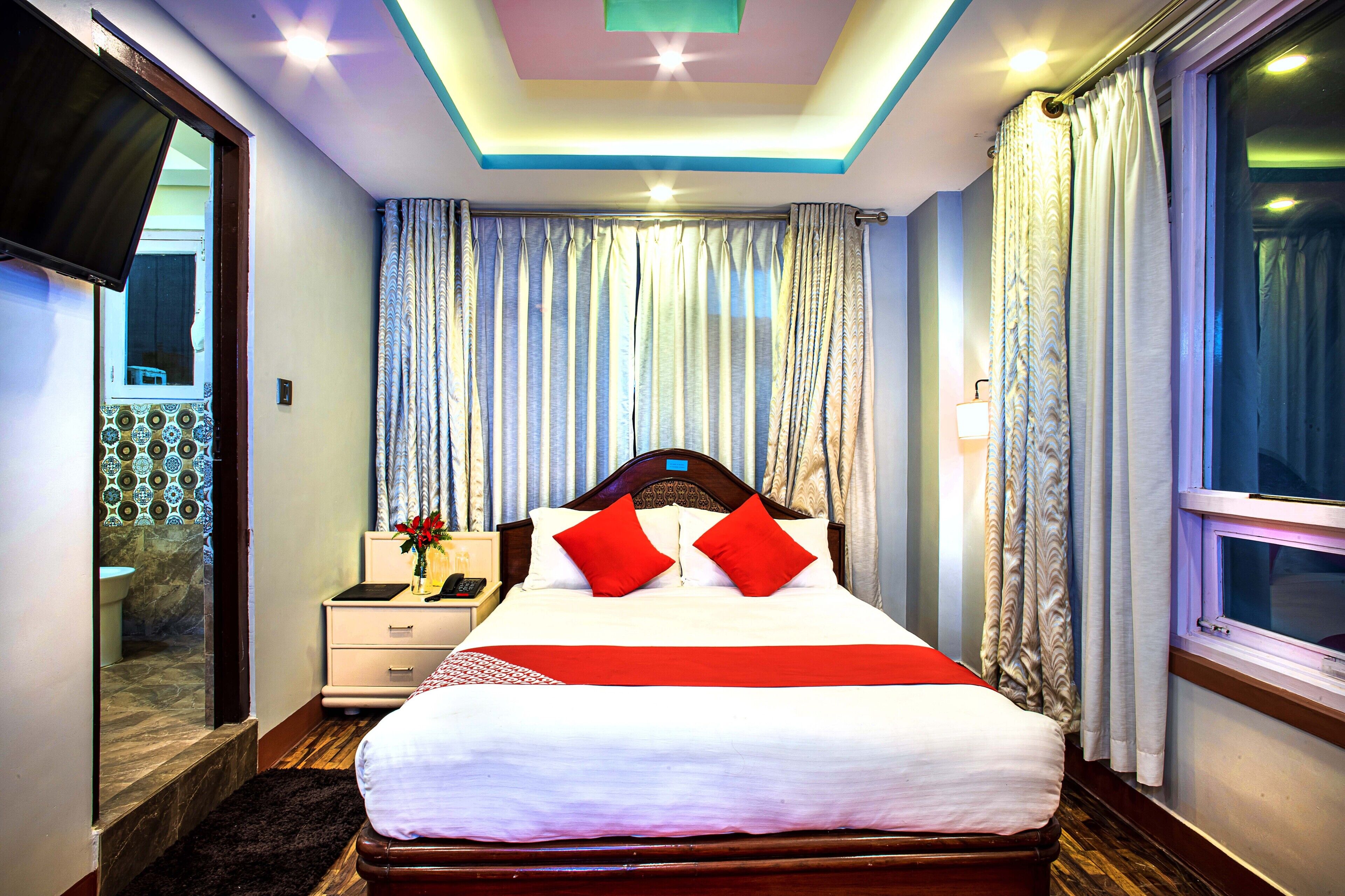 Deluxe Double or Twin Room | Desk, laptop workspace, iron/ironing board, free WiFi