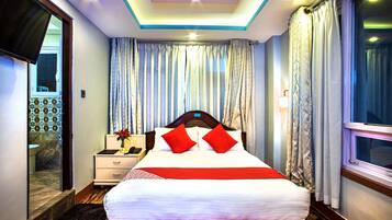 Deluxe Double or Twin Room | Desk, laptop workspace, iron/ironing board, free WiFi