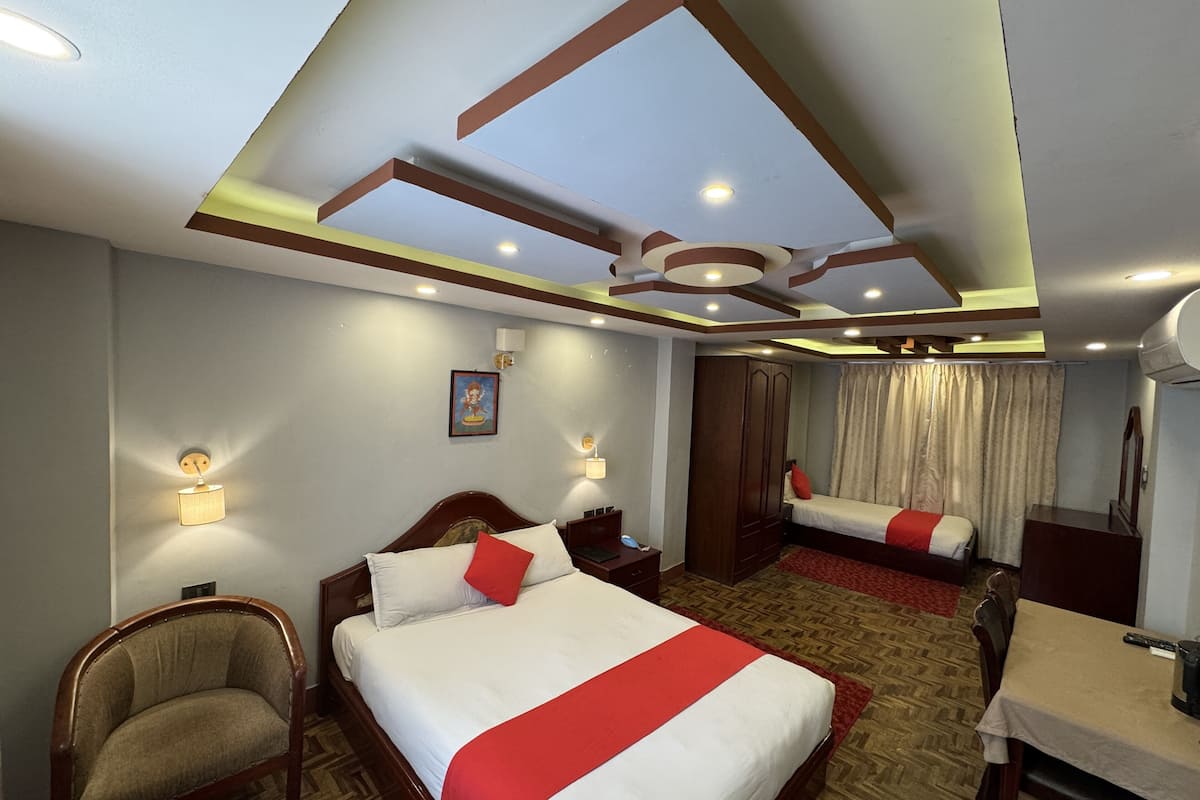 Group Adjacent Room | Desk, laptop workspace, iron/ironing board, free WiFi