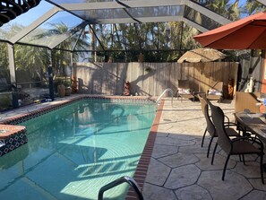 Alberca al aire libre y alberca climatizada