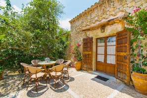 Outdoor dining - PUTXET D'EN ROBI Finca for 6 with pool in Sineu (Sineu)