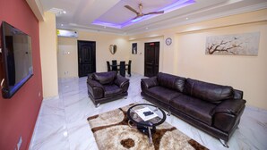 Căn hộ | Khu phòng khách | TV 30-inch có truyền hình cáp 