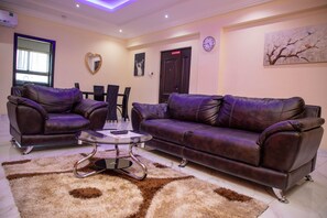 Apartamento | Área de estar | TV 30 polegadas com canais a cabo