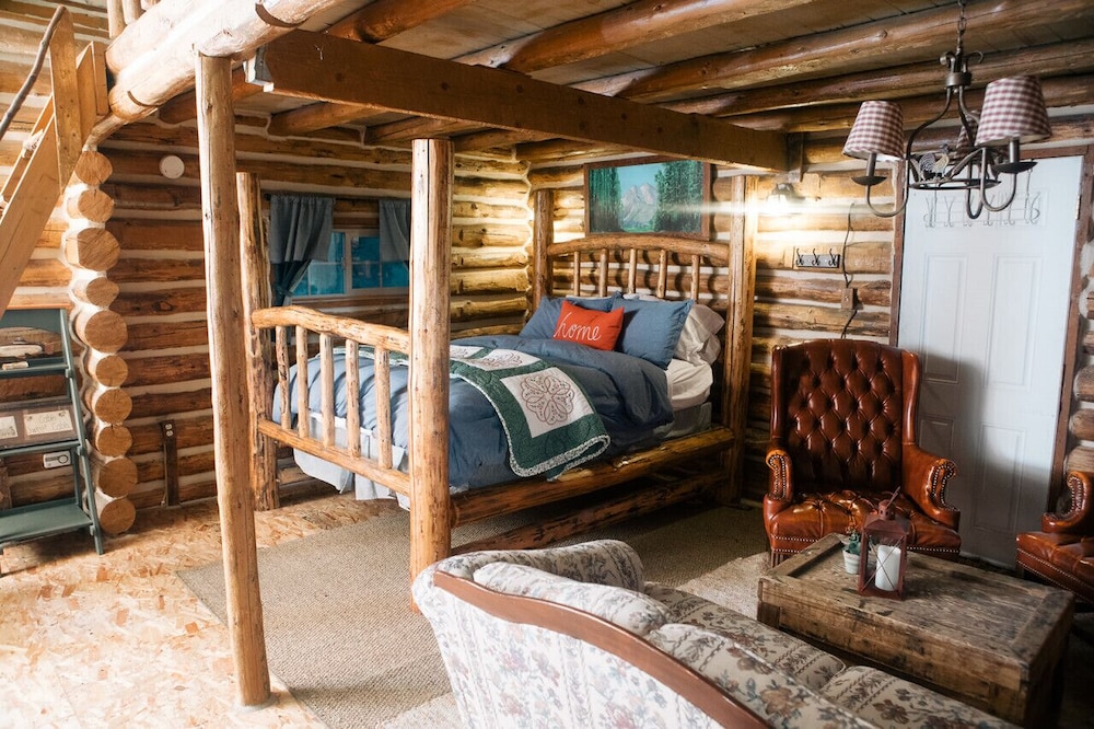 "Creekside Cottage" w/ Rustic Cabin (Sleeps 25) Montpelier Vrbo