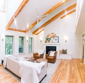 Smart TV, fireplace, books, offices - "Creekside Cottage" w/ Rustic Cabin (Sleeps 25) (Montpelier)