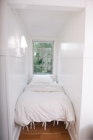 5 bedrooms, desk, iron/ironing board, travel crib - "Creekside Cottage" w/ Rustic Cabin (Sleeps 25) (Montpelier)