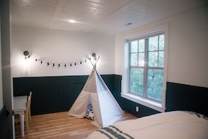 5 bedrooms, desk, iron/ironing board, travel cot