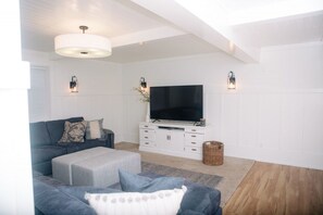 Smart TV, fireplace, books, offices - "Creekside Cottage" w/ Rustic Cabin (Sleeps 25) (Montpelier)