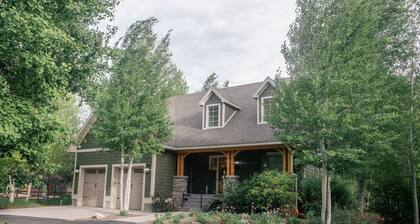 "Creekside Cottage" w/ Rustic Cabin (Sleeps 25)