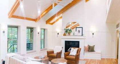 "Creekside Cottage" w/ Rustic Cabin (Sleeps 25)