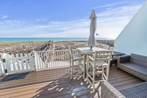 Outdoor dining - Serenity Sands-Gulf Front 4 Bed Home Sleeps 10. Pup Friendly! (Navarre)
