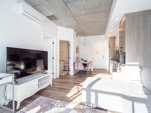 Living area - The Caïman Complex, 703 (Québec City)