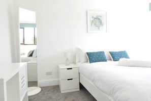 3 slaapkamers, een strijkplank/strijkijzer, internet, beddengoed