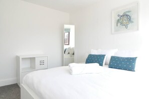 3 habitaciones, tabla de planchar con plancha, internet y ropa de cama 