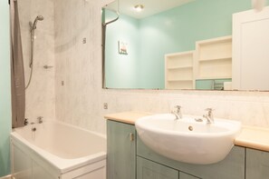 Bathroom - Central Cheltenham, Regency 2-Bed Apartment - Cavalier Suite (Cheltenham)