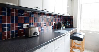 Central Cheltenham, Regency 2-Bed Apartment - Cavalier Suite