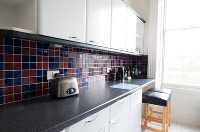 Central Cheltenham, Regency 2-Bed Apartment - Cavalier Suite